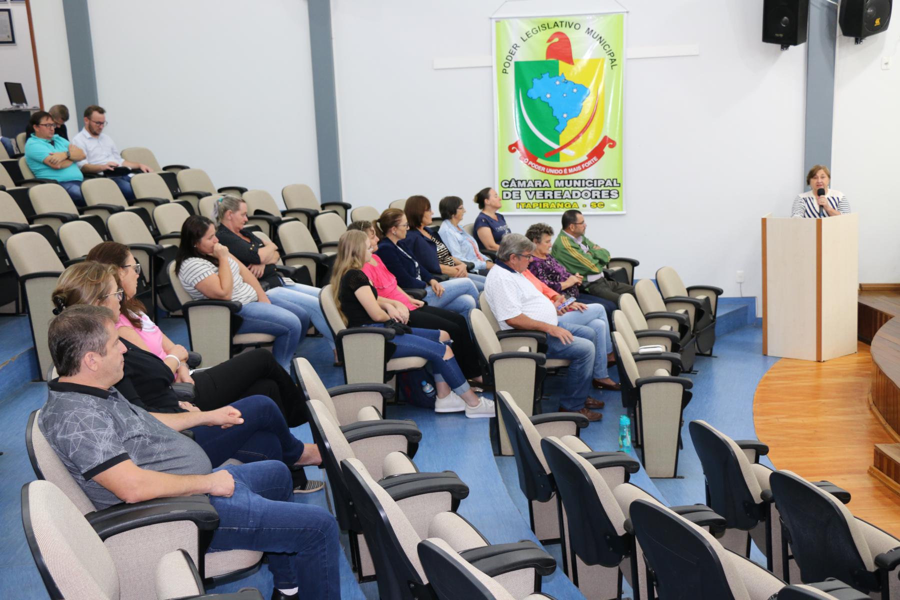 Duas pessoas fazem uso da Tribuna Livre na sessão semanal do legislativo