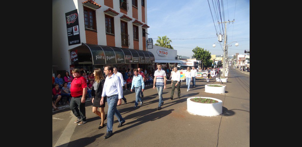 Vereadores e Servidores participam de desfile cívico