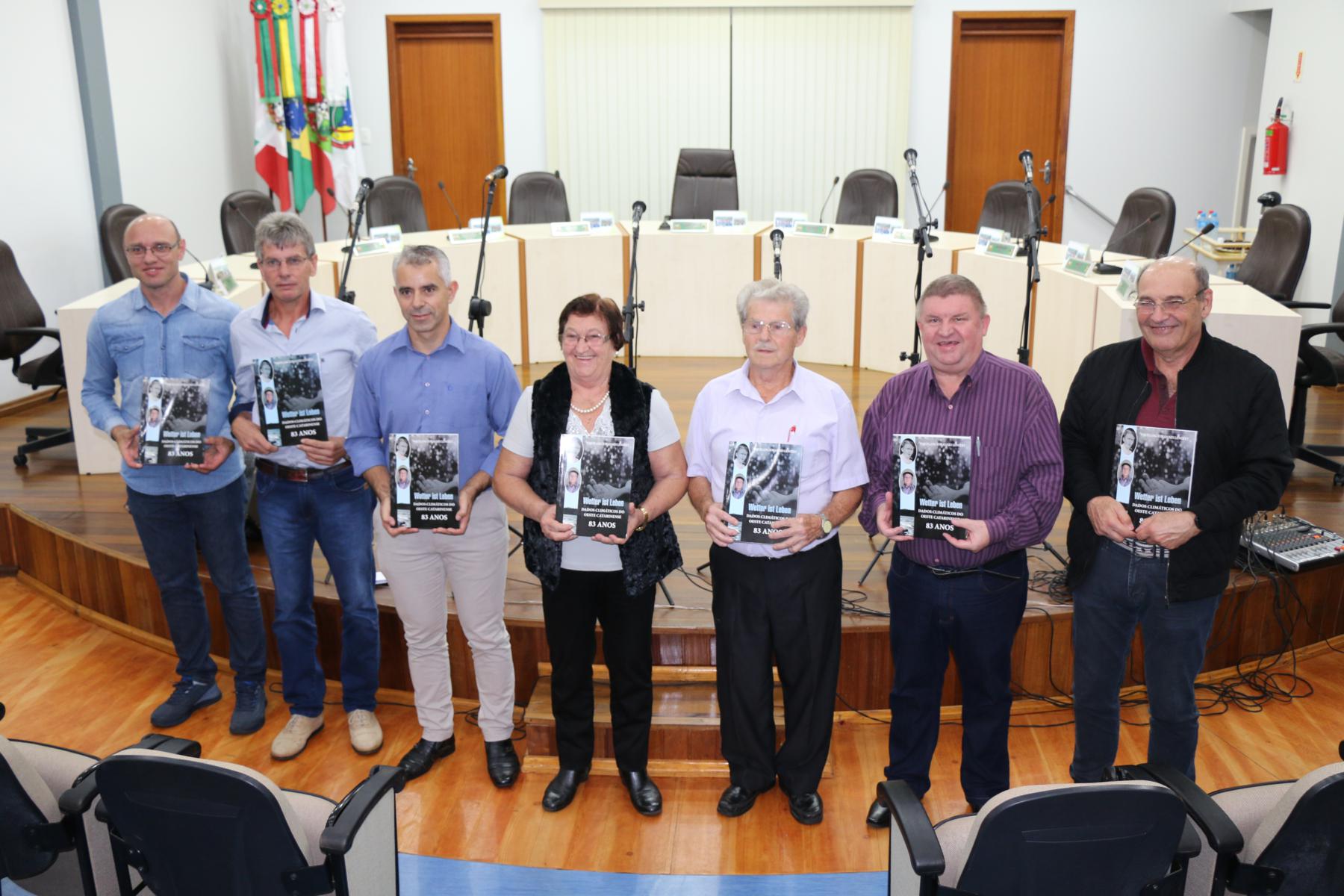 Livro “Wetter ist Leben” é lançado no plenário do Poder Legislativo